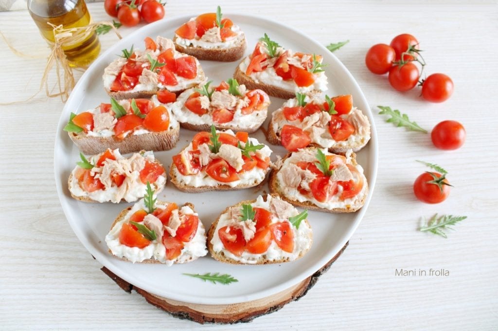 Crostini mit Stracchino, Tomaten und Thunfisch