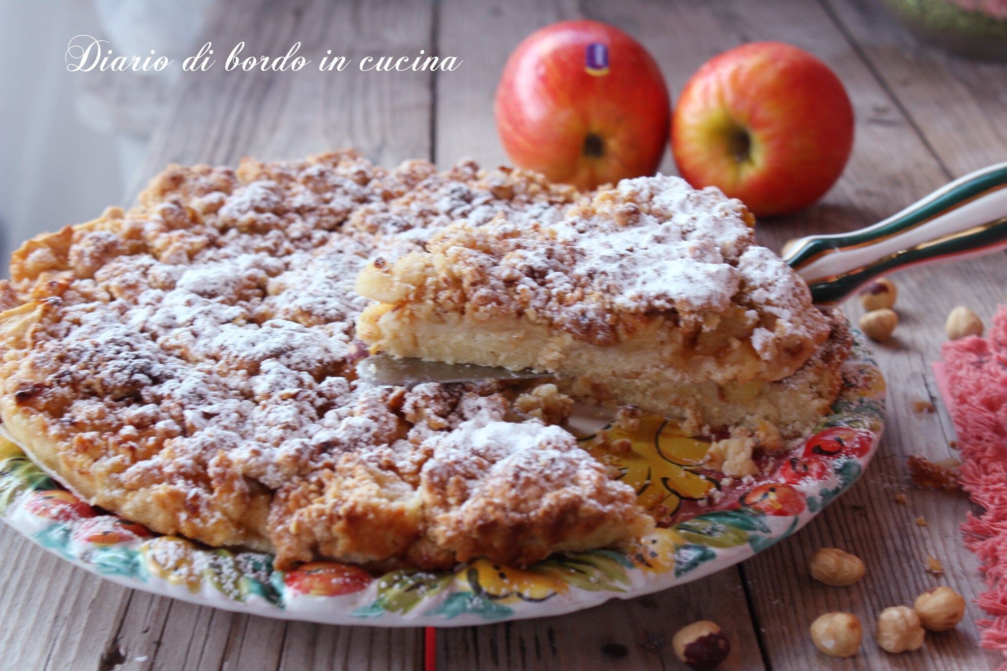 Streuselkuchen mit Äpfeln und Haselnuss-Crumble