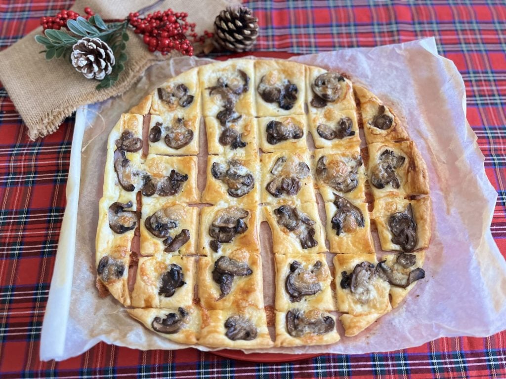 Blätterteiggebäck mit Pilzen und Taleggio