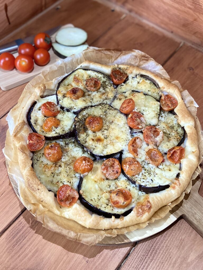 rustikaler Kuchen mit Auberginen und Kirschtomaten