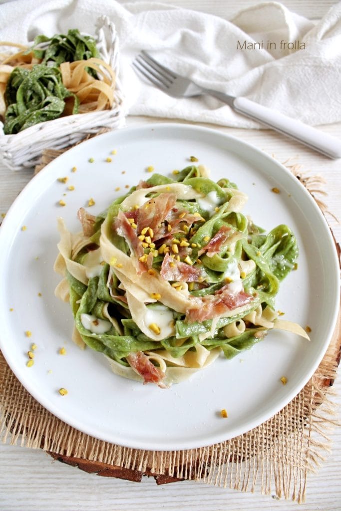 Paglia e Fieno mit Speck, Parmesan und Pistazien