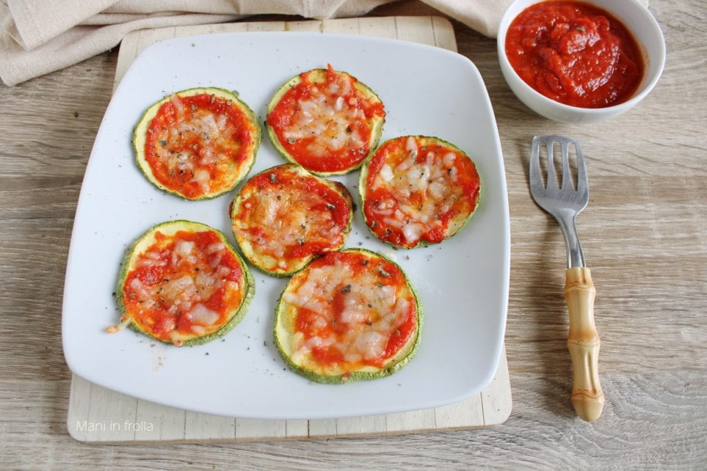 Zucchini-Pizzette mit Tomate und Mozzarella
