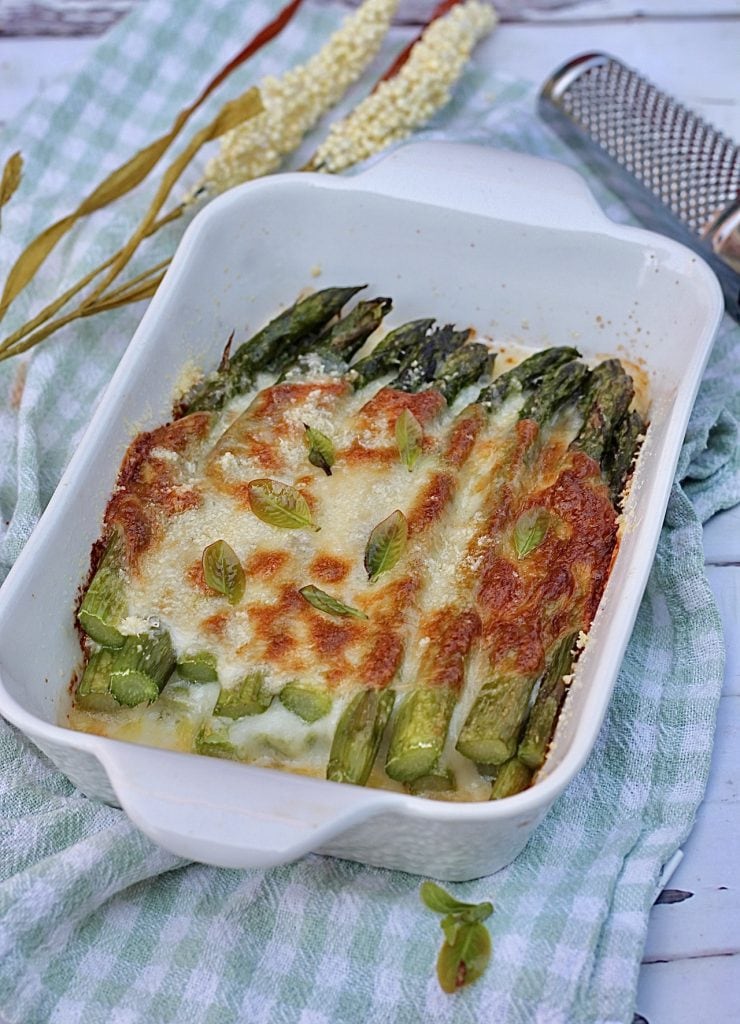 Im Ofen gebackener Spargel, mit nur 3 Zutaten hast du eine reichhaltige und schmackhafte Beilage.