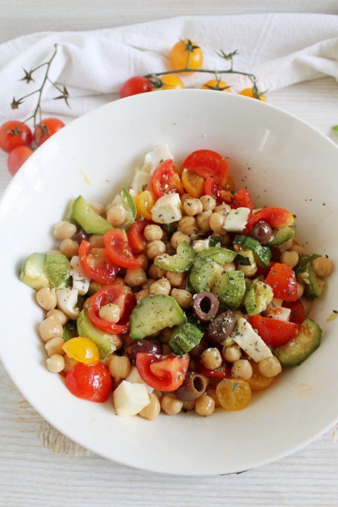 Kichererbsen, Kirschtomaten, Zucchini und Feta Salat
