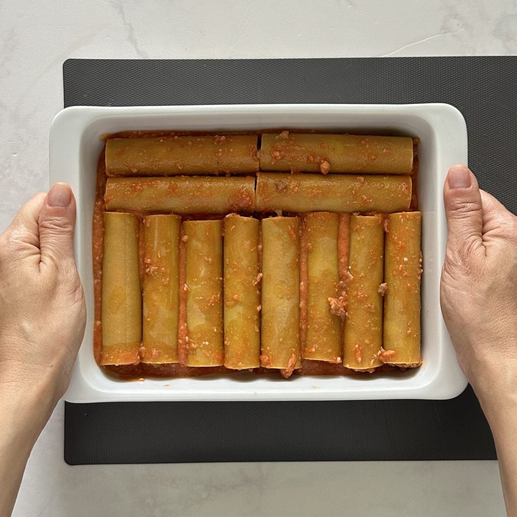 gefüllte trockene Cannelloni, um sie in der Mikrowelle zu kochen