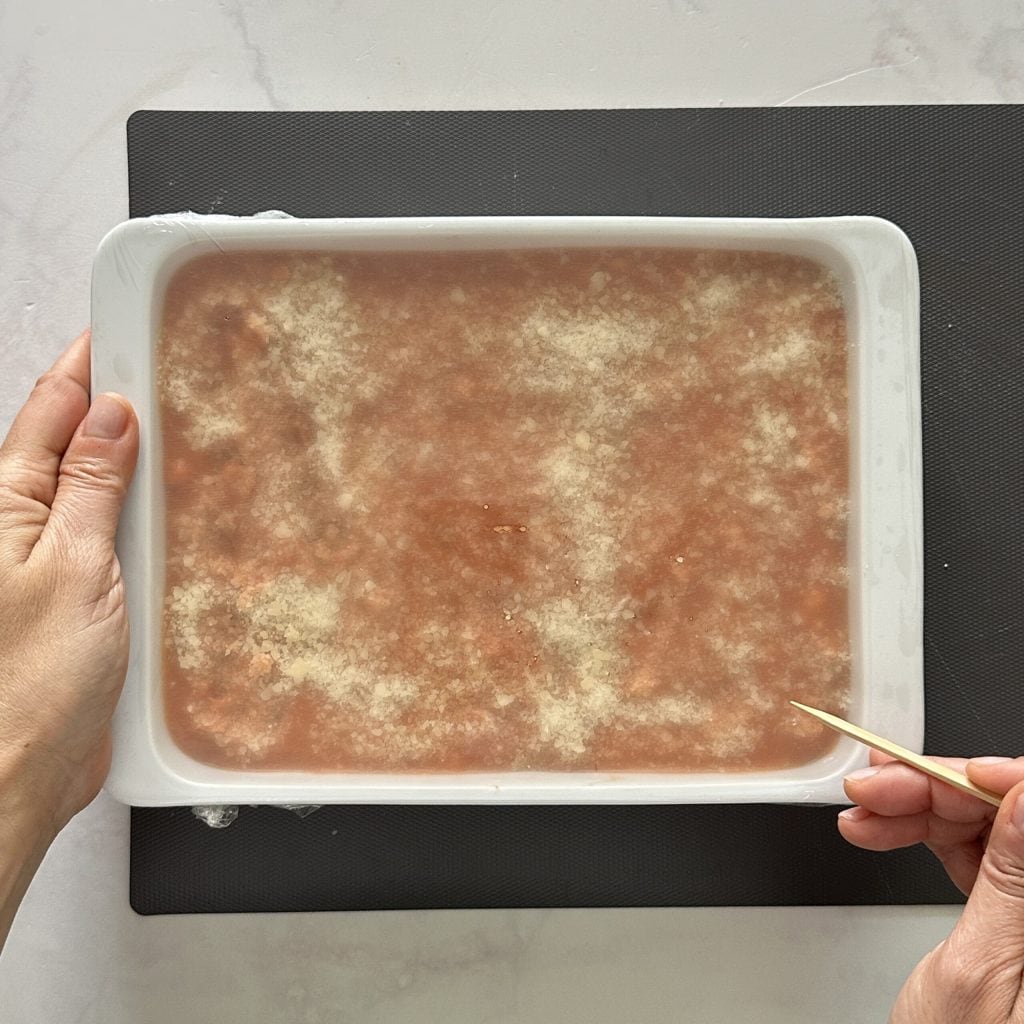gefüllte trockene Cannelloni, um sie in der Mikrowelle zu kochen
