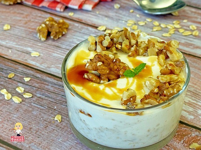 JOGHURT UND HAFERFLOCKEN mit NÜSSEN