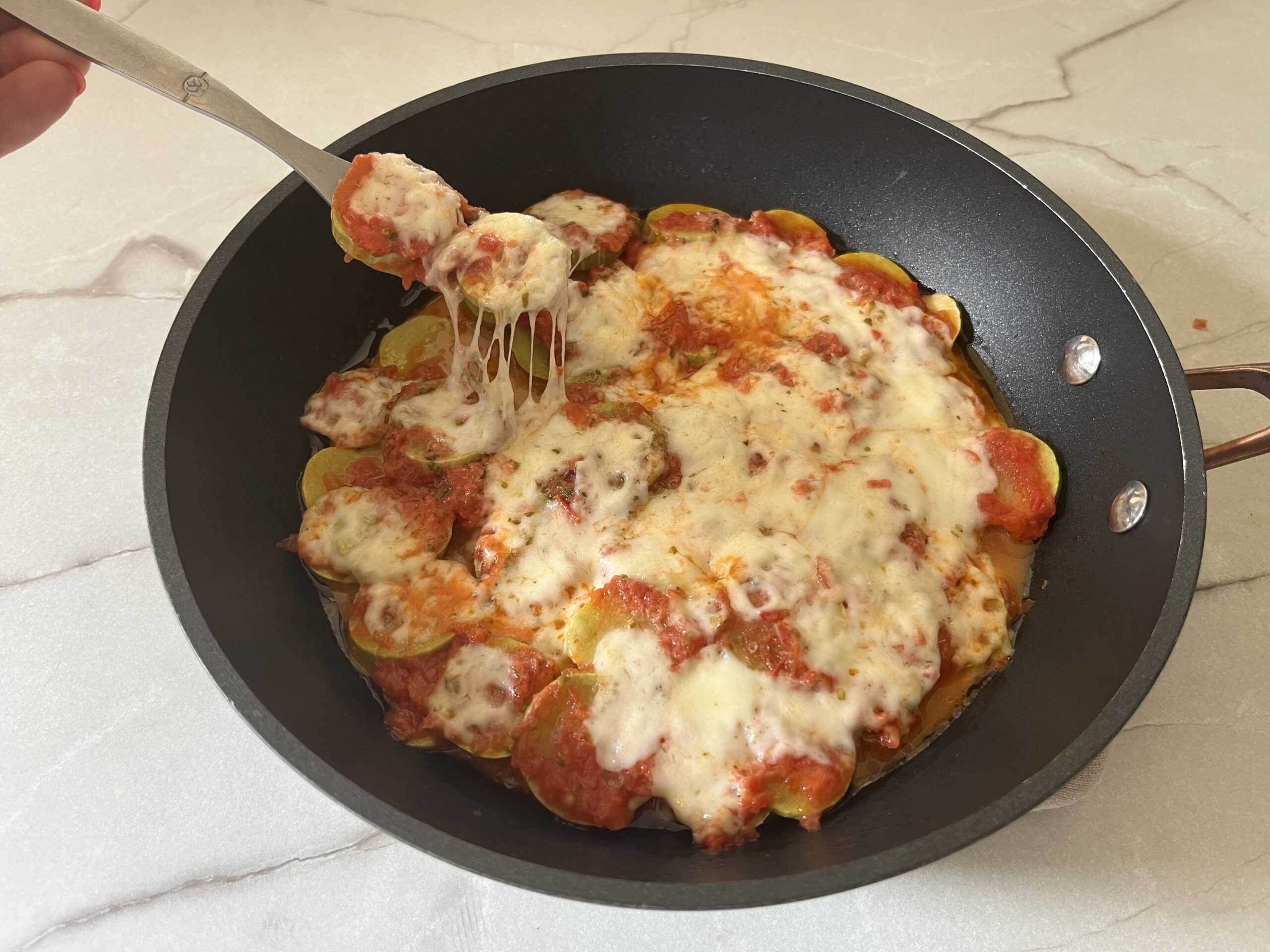 Zucchini alla pizzaiola IN DER PFANNE, besser als Pizza Margherita!