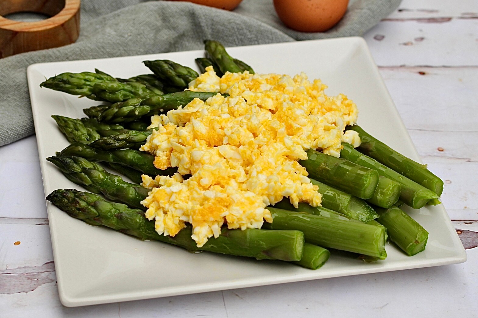 Spargel und hartgekochte Eier, die du im Handumdrehen zubereitest und dir das Abendessen rettest