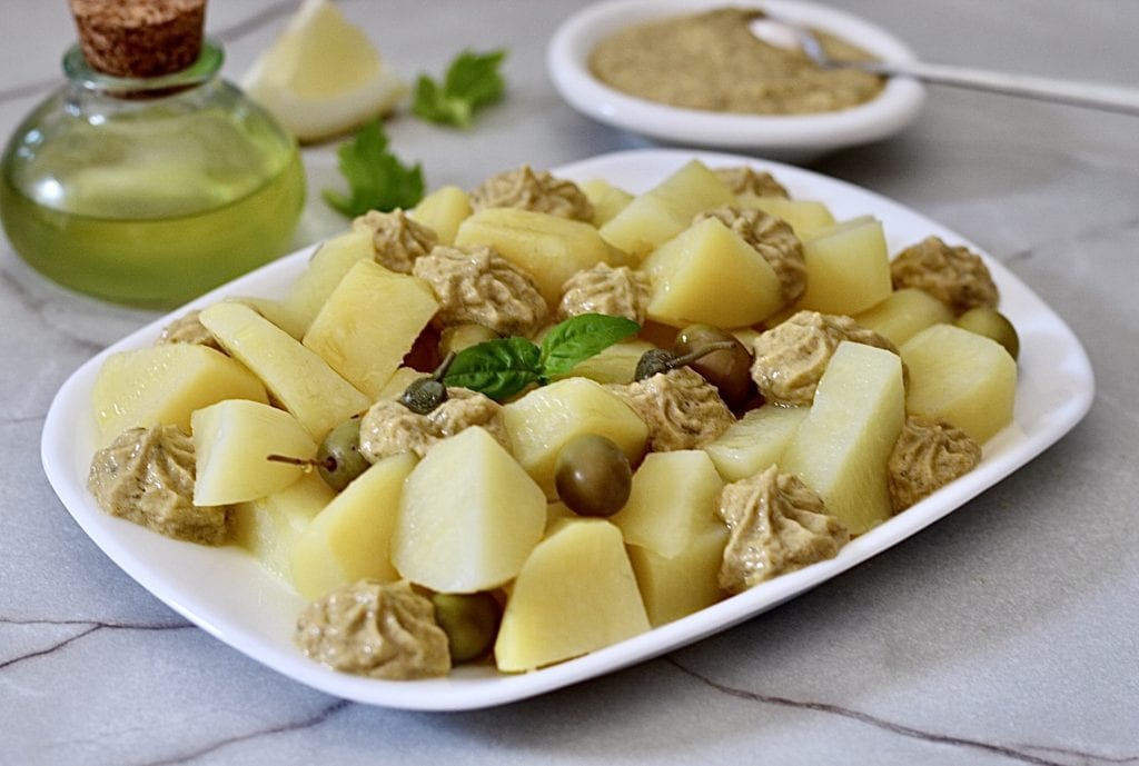 Kartoffeln und Thunfischsauce, der Salat, der alle zufriedenstellt.