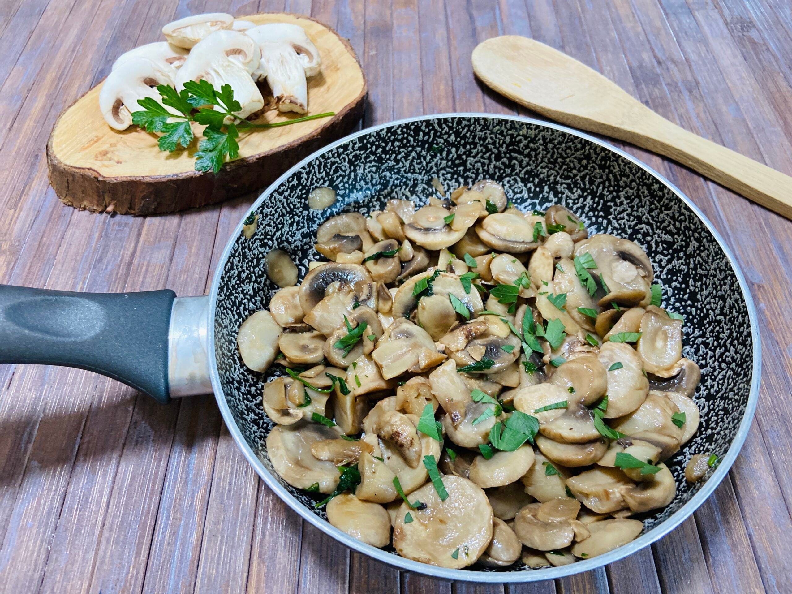 Champignon-Pilze mit Knoblauch und Petersilie