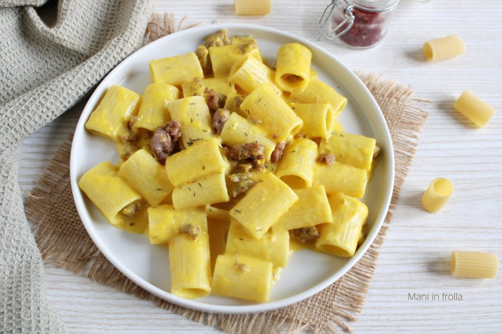 Cremige Pasta mit Safran, Wurst und Fontina