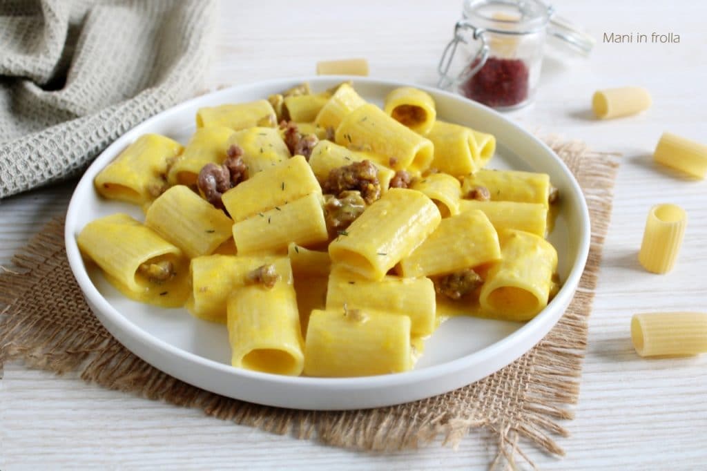 Cremige Pasta mit Safran, Wurst und Fontina