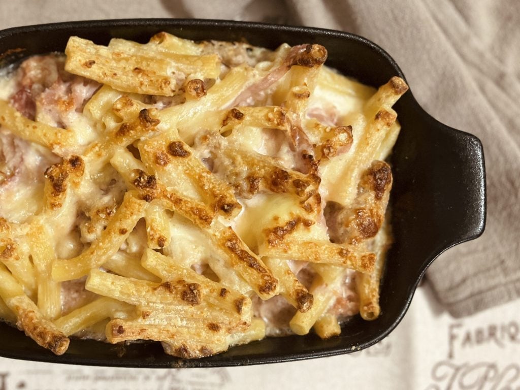 Überbackene Pasta mit Wurst und Schinken