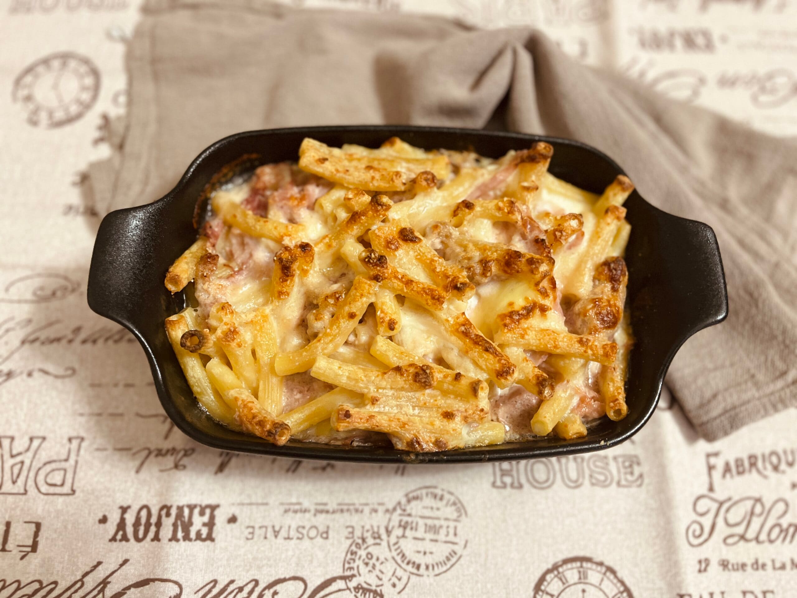 Überbackene Pasta mit Wurst und Schinken