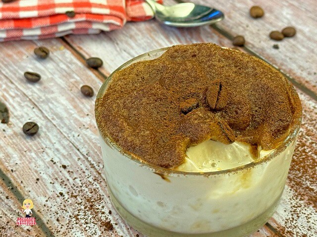 JOGHURT UND HAFERFLOCKEN mit KAFFEESCHAUM