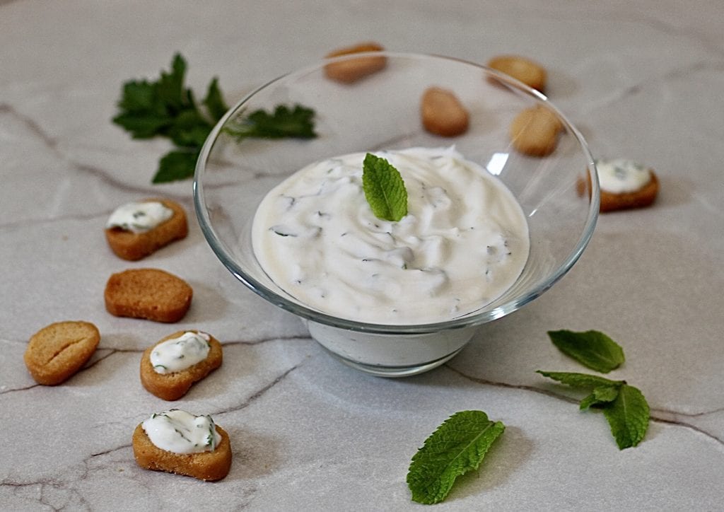 Griechischer Joghurt und Minzsauce, frisch, erfrischend und leicht