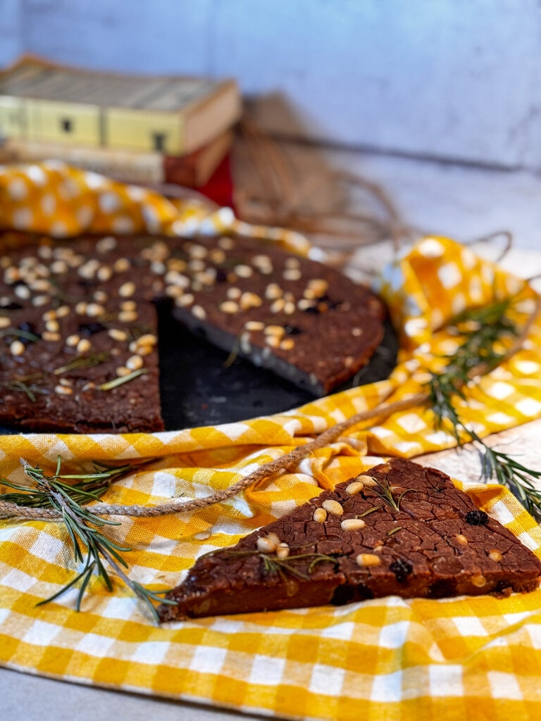 geschnittener traditioneller toskanischer Castagnaccio