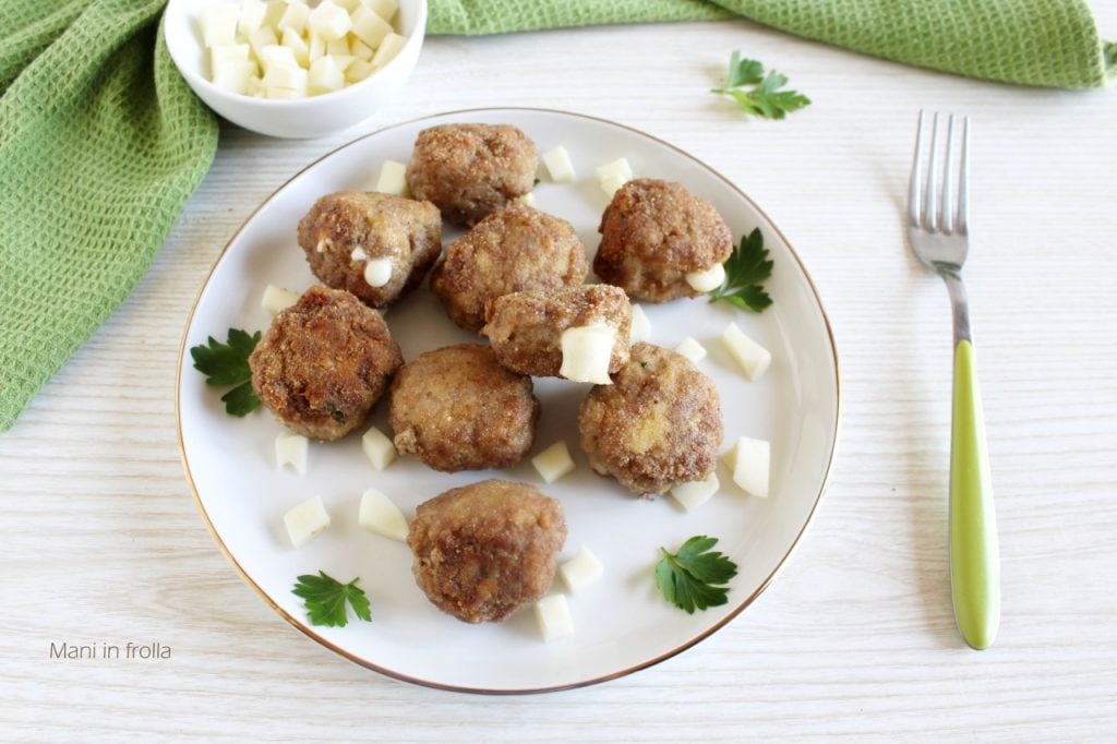 Mit Käse gefüllte Frikadellen