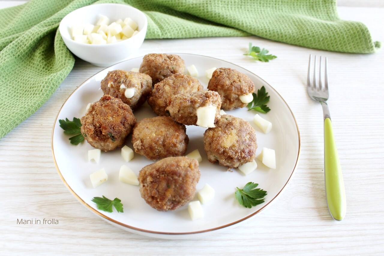Mit Käse gefüllte Frikadellen