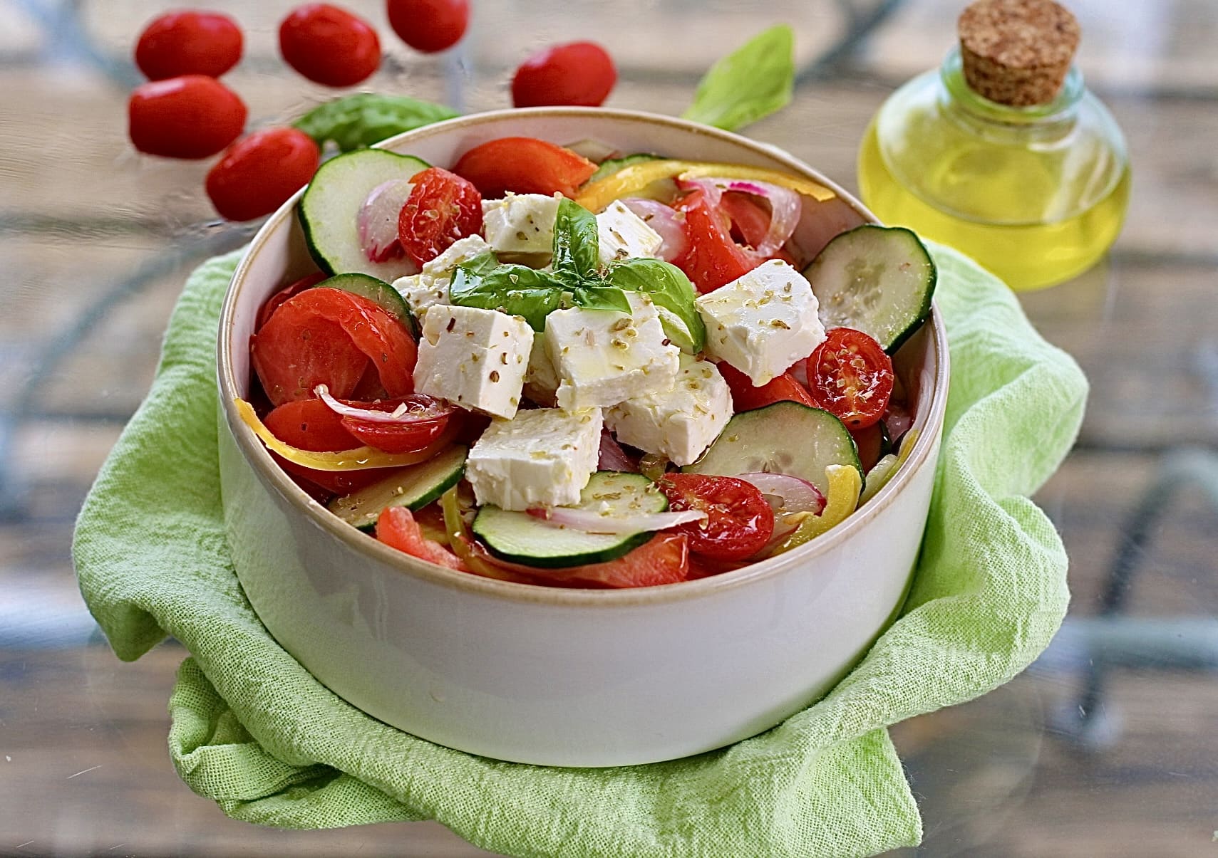Griechischer Salat, frisch, lecker und sättigend mit wenigen Kalorien.