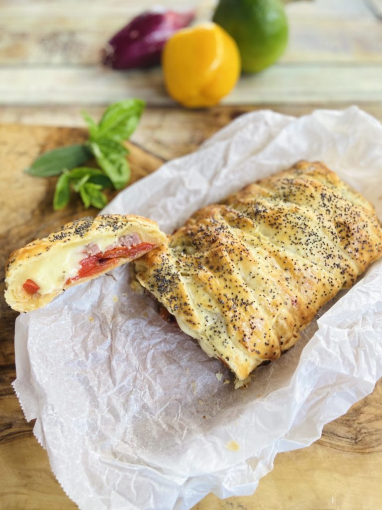 Rustikales Gebäck mit Wurst und Paprika