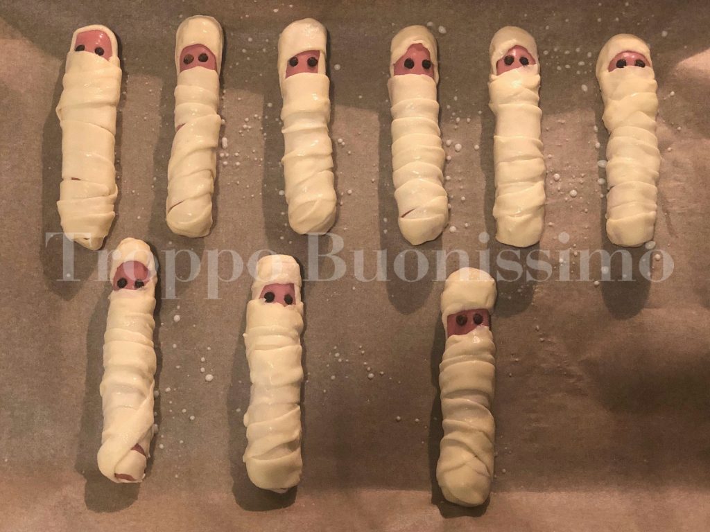 Mumien aus Blätterteig und Würstchen