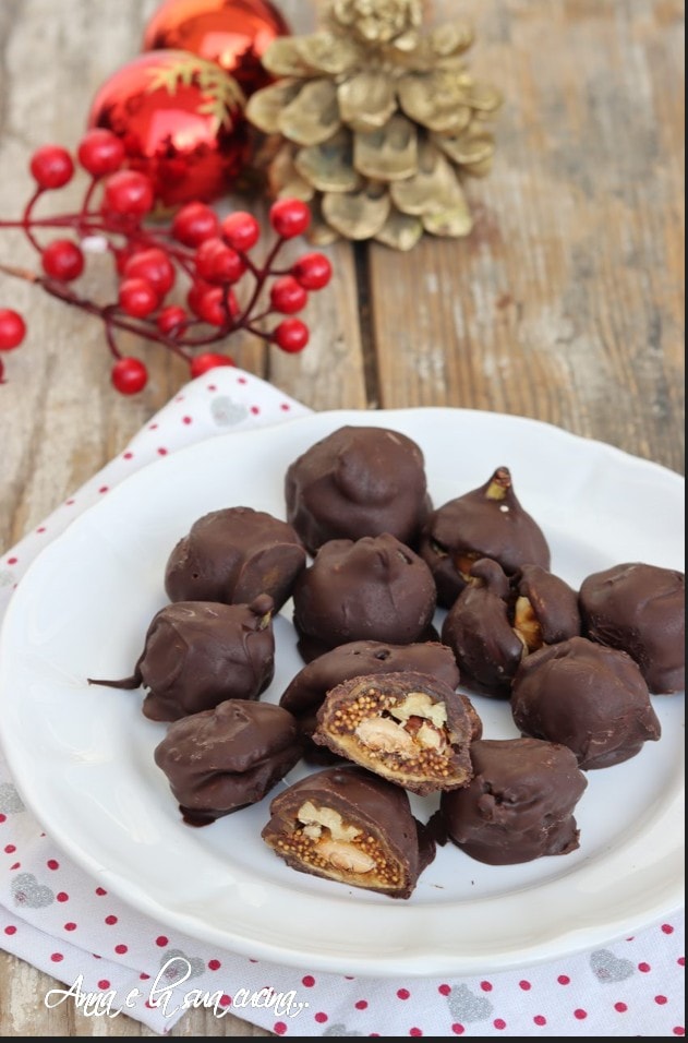 Getrocknete Feigen gefüllt mit Nüssen und mit Schokolade überzogen