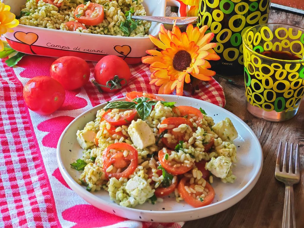 Kalter Reis mit Pesto und Kirschtomaten