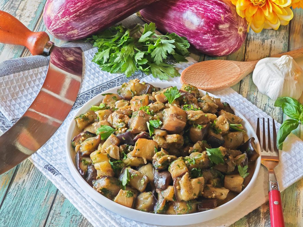 Würzige Auberginen in der Pfanne