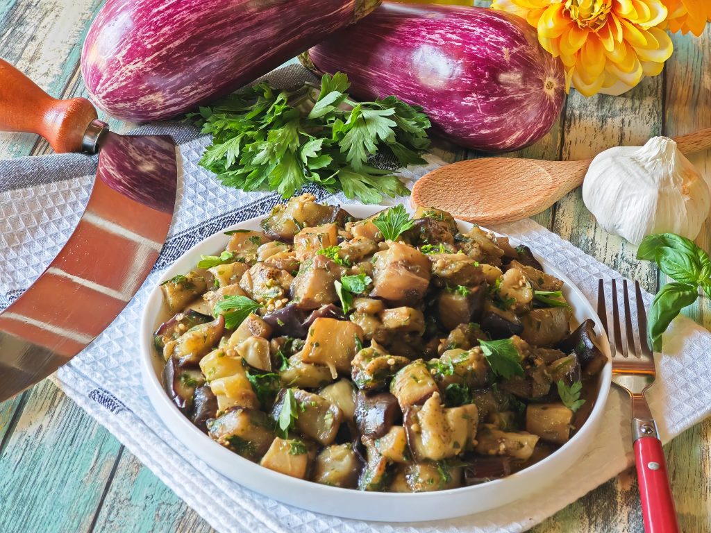 Würzige Auberginen in der Pfanne