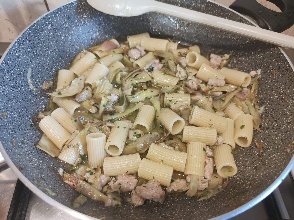 Pasta mit Artischocken und Wurst