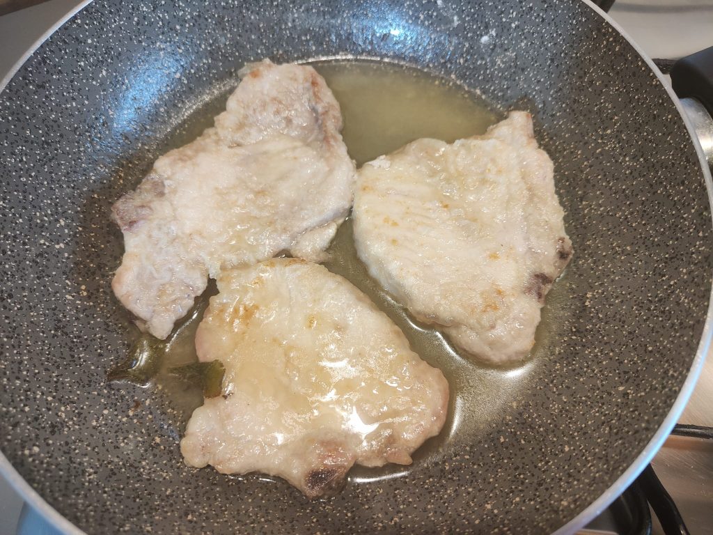 Zartes Schweinekotelett in Zitronensauce aus der Pfanne