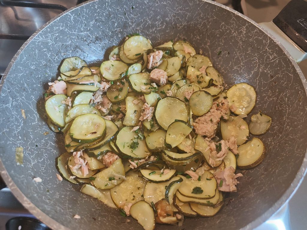 Pasta mit Zucchini und Thunfisch