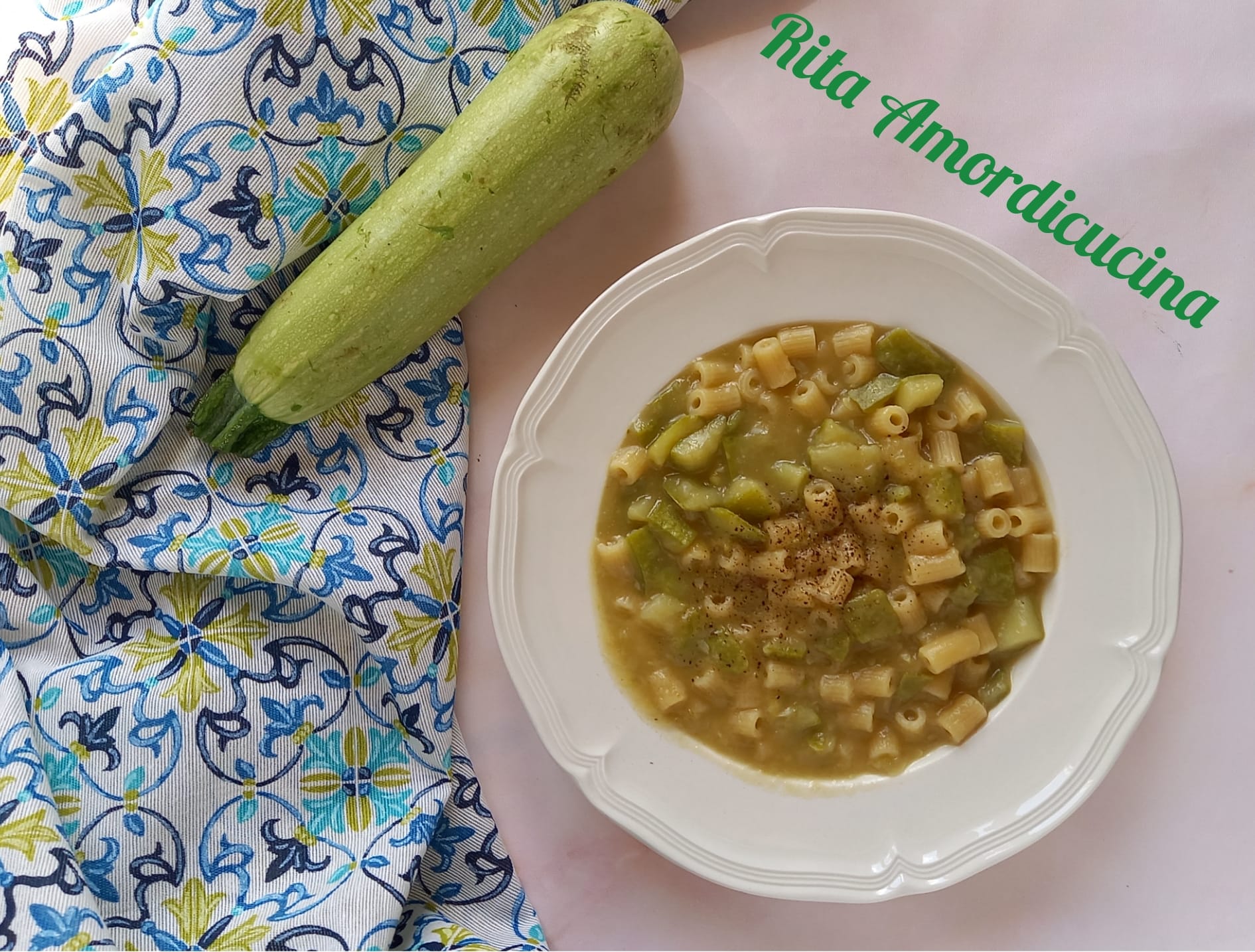 Suppe mit Tubetti und Zucchini