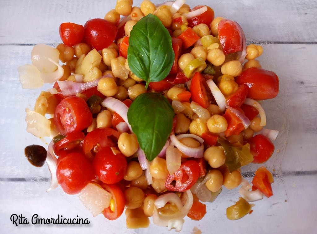 das Rezept für Kichererbsen- und Gemüsesalat