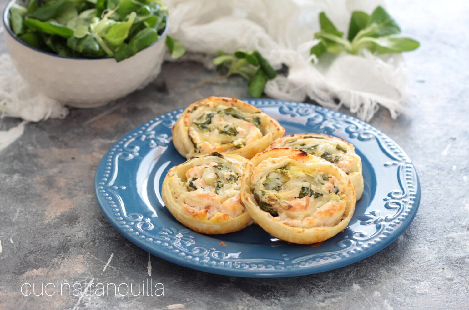 Blätterteigschnecken mit Lachs und Ricotta