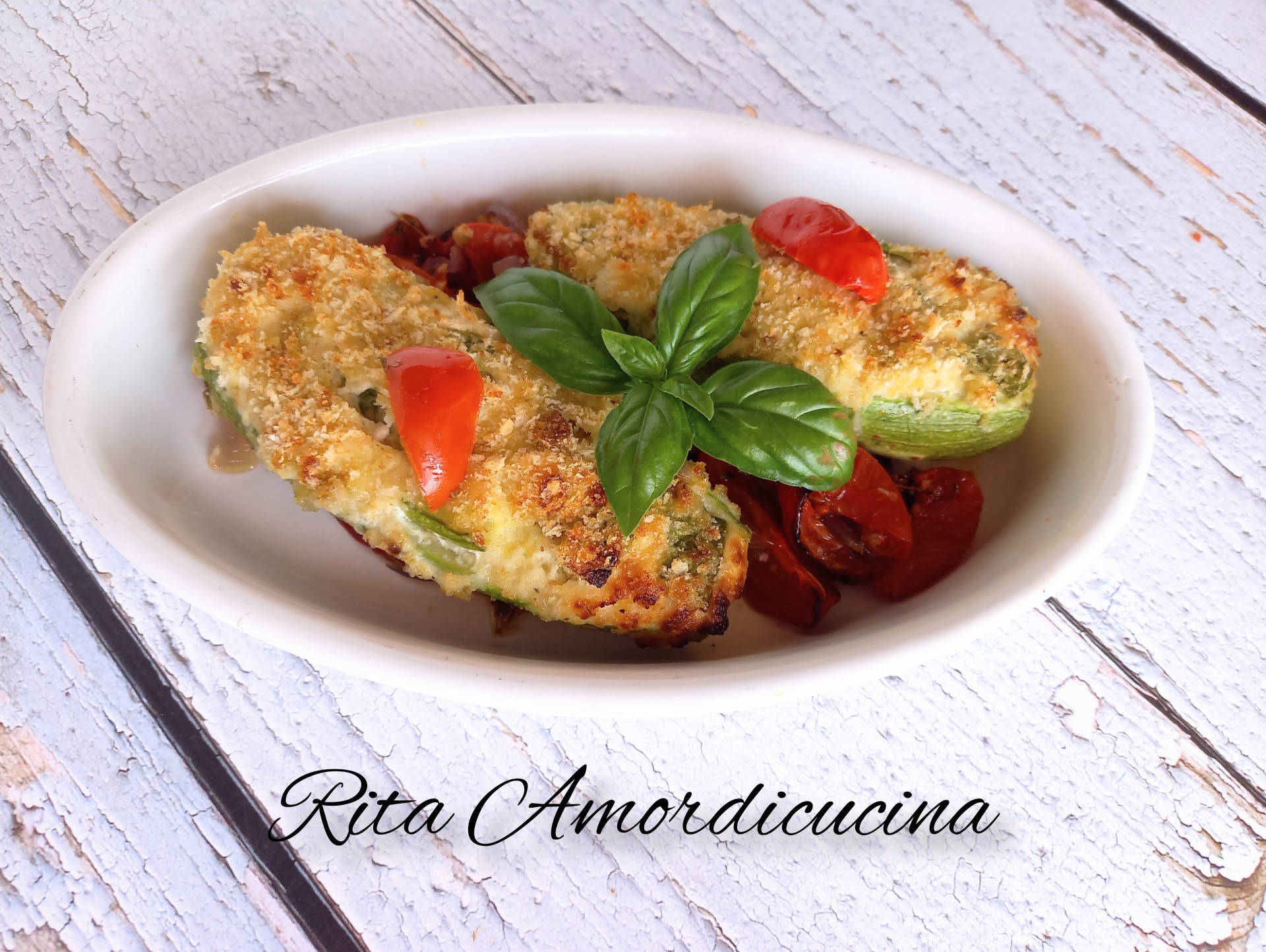 Gefüllte Zucchini mit Ricotta und Kirschtomaten