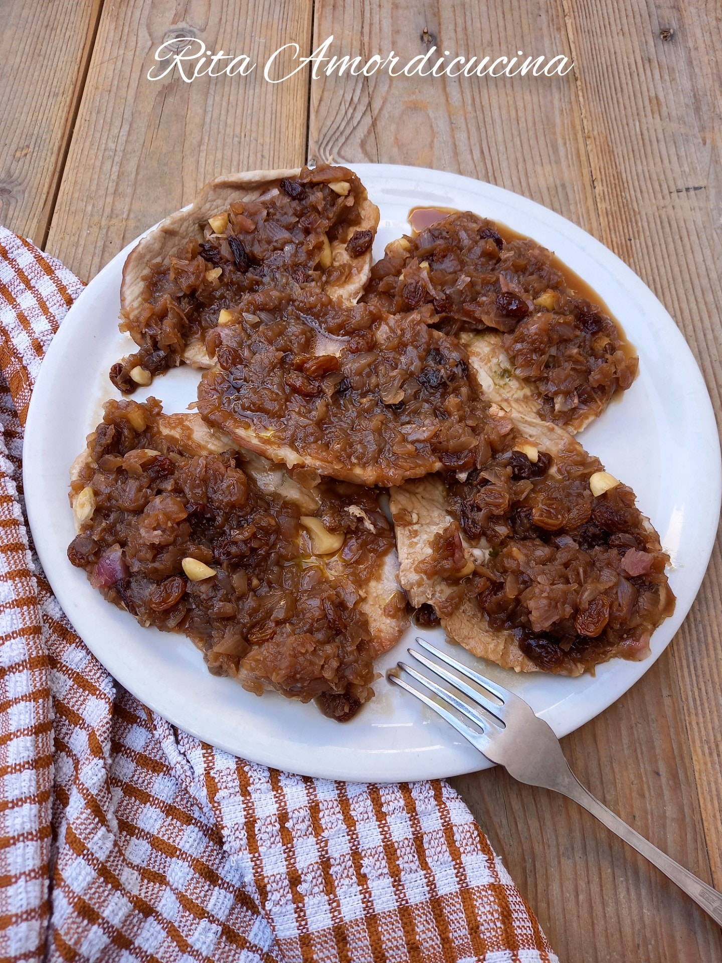 Die Schweinelendenschnitzel mit karamellisierten Zwiebeln