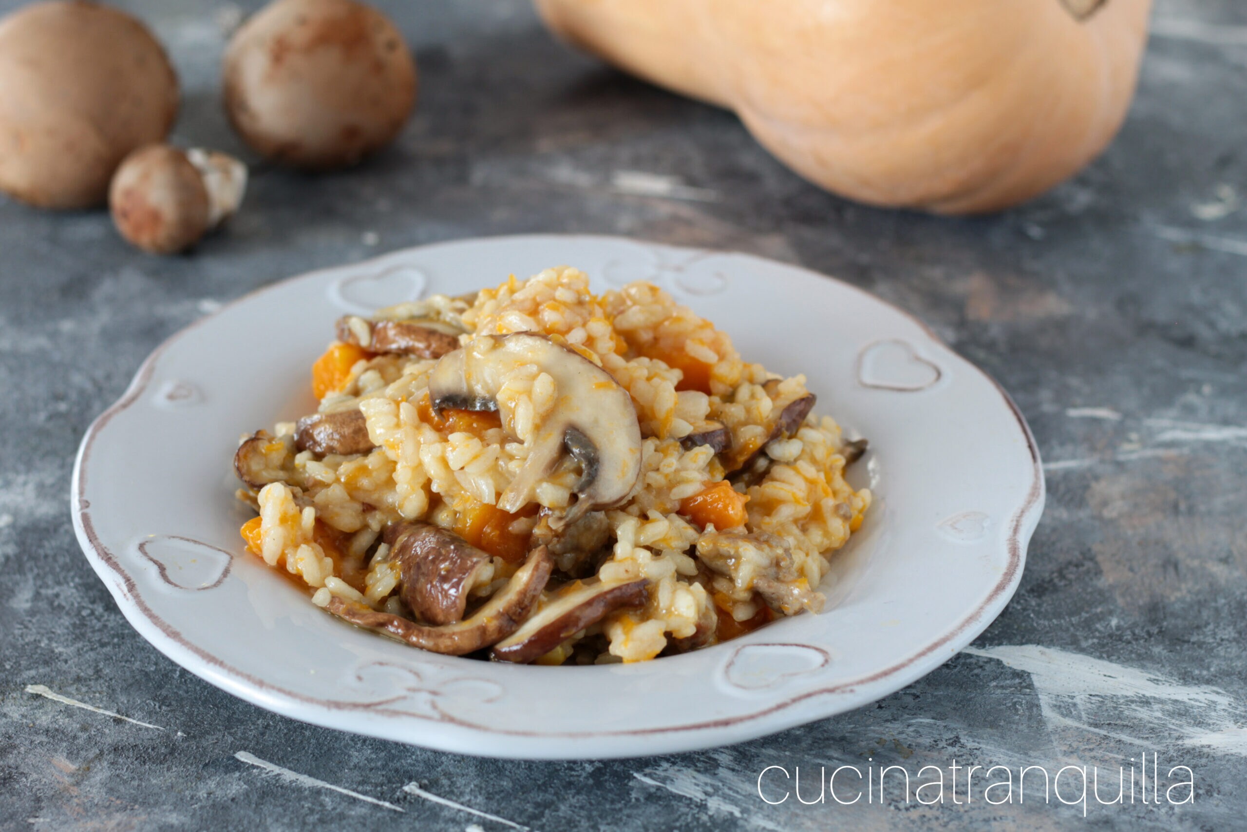 Kürbis-Risotto mit Bratwurst und Pilzen
