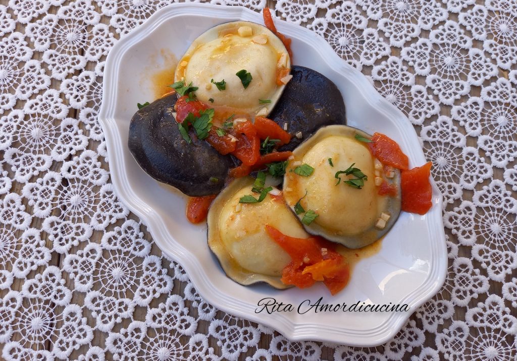 Schwarz-weiße Ravioli mit Hummer