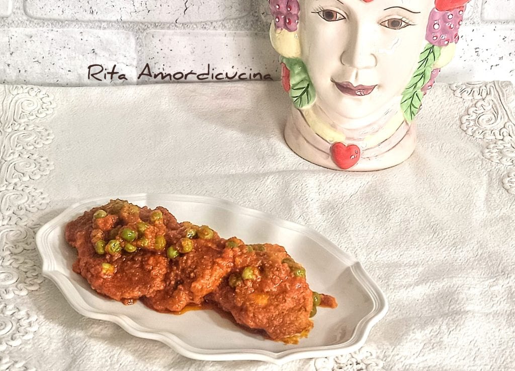 Sarde a beccafico mit Erbsen in Sauce