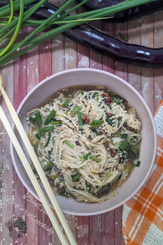 Enoki-Pilze: Knusprig und schmackhaft in der Pfanne in 10 Minuten