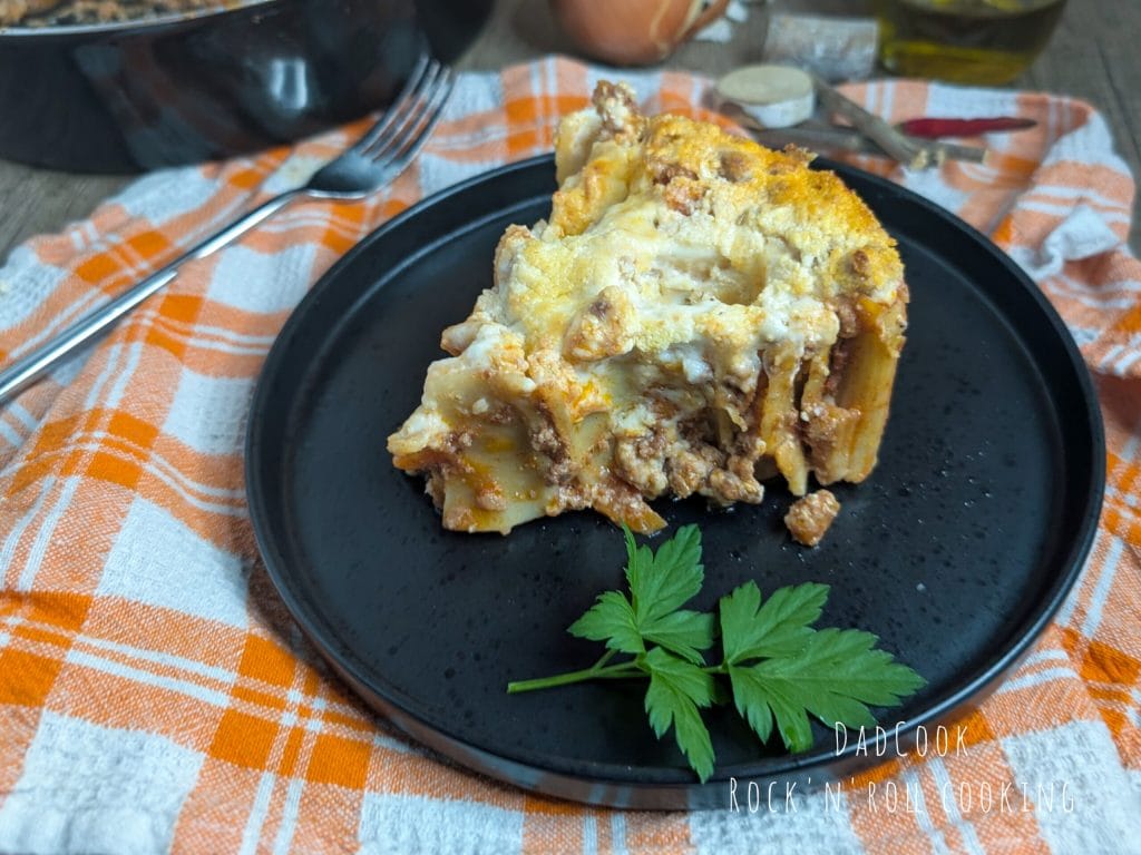 Cremige Ofennudeln mit Ragù und Béchamelsauce