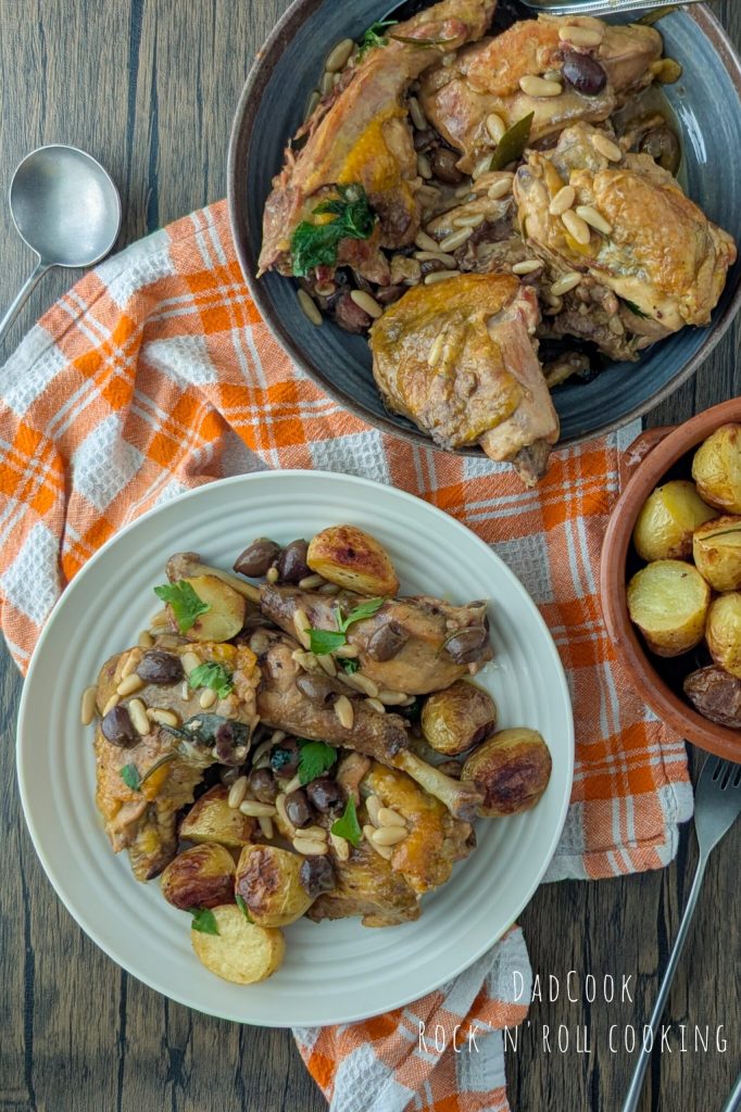 Geschmorte Perlhuhn-Stücke schmackhaftes Rezept mit Taggiasca-Oliven und Pinienkernen!