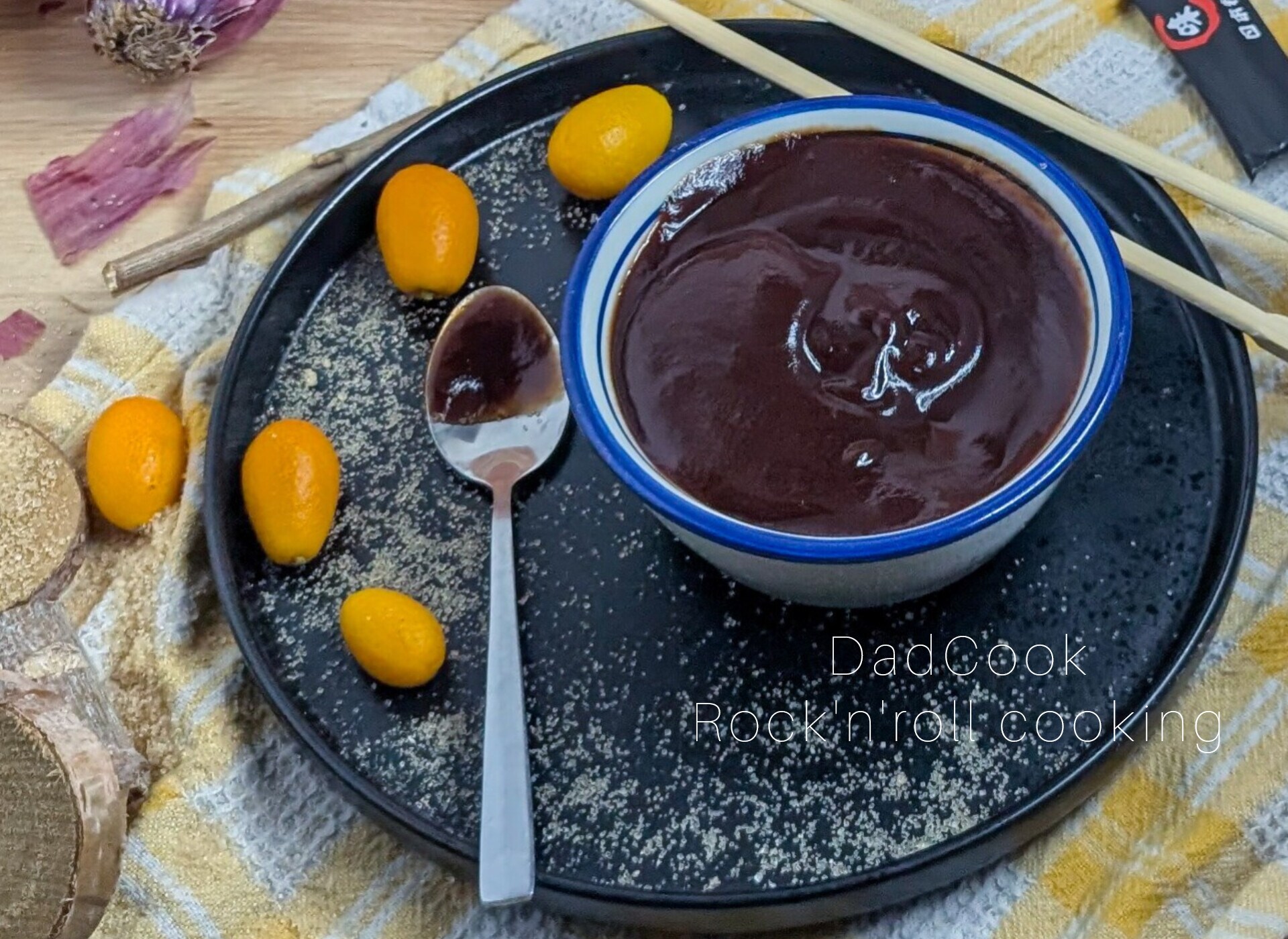 Dunkel-süßsaure Sauce: Geheimnis und Geschmack in einer einzigen Sauce