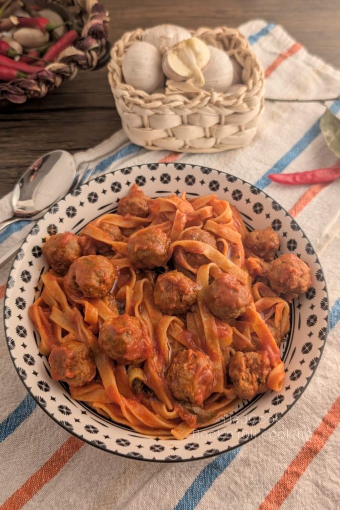 Tagliatelle mit Hackbällchen in Tomatensauce: das Rezept von Oma