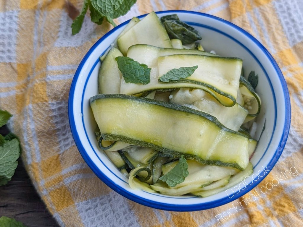 Zucchini mariniert mit Zitrone und Minze (mit Video)