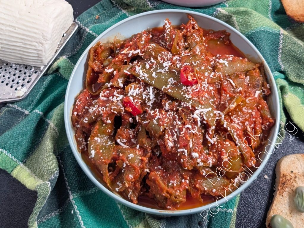 Antiverschwendung-Rezept: Wie man Bohnenhülsenschalen mit Tomaten und Geräuchertem Ricotta Kocht (Köstlich!)