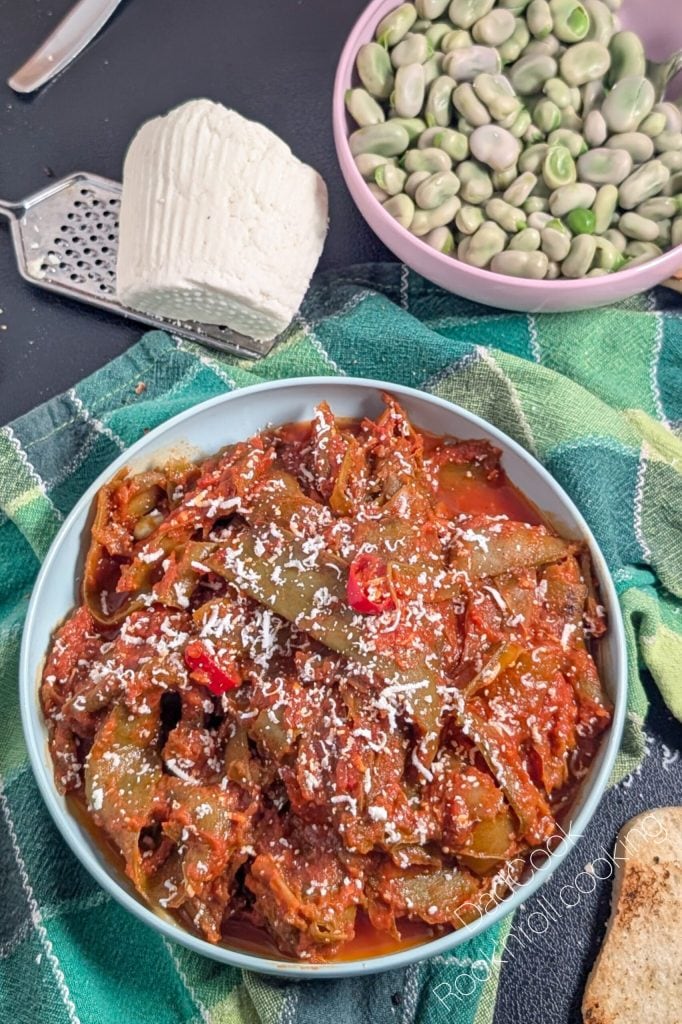 Antiverschwendung-Rezept: Wie man Bohnenhülsenschalen mit Tomaten und Geräuchertem Ricotta Kocht (Köstlich!)